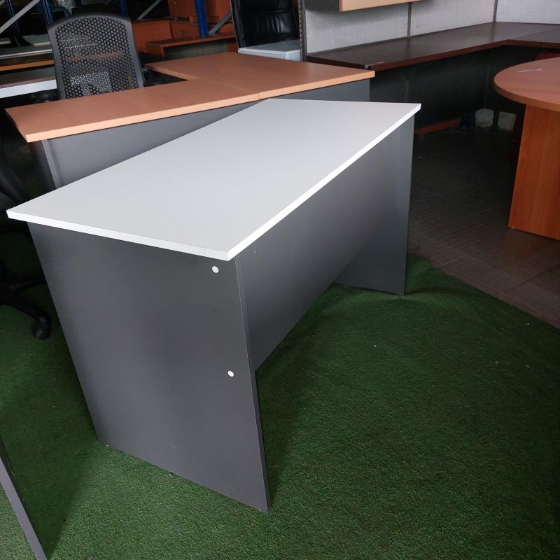 ESCRITORIO GRIS DE MDF CON PATA DE METAL BLANCAS 1