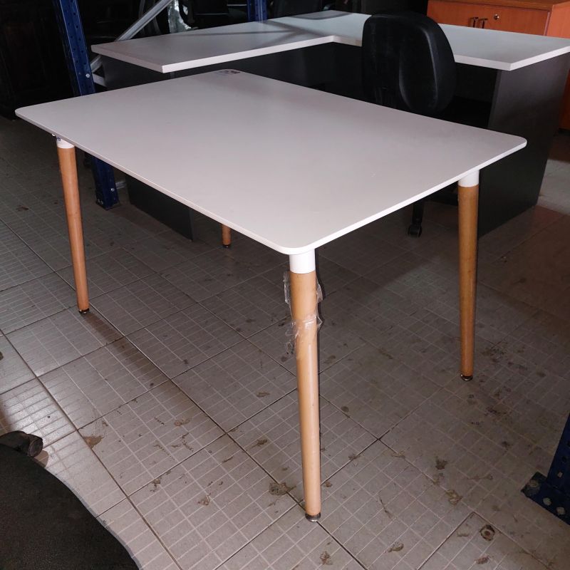 MESA BLANCA PATAS CREMA 1.2 x .75 x .75 m 