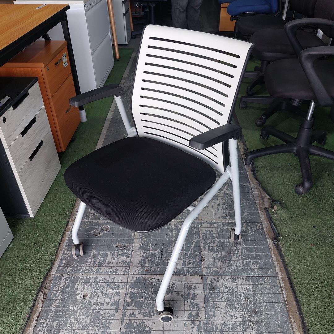 SILLA DE VISITA PLEGABLE APILABLE NEGRA CON BLANCO