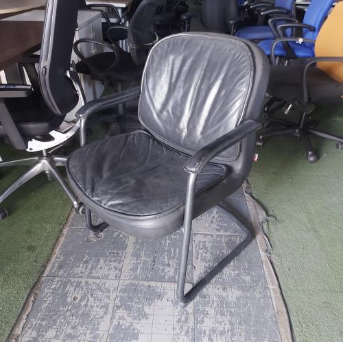 SILLA DE VISITA CUERO NEGRO FURSYS USADA