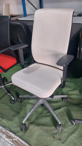 SILLA CUERINA BLANCA CON PATAS METALICAS ER16