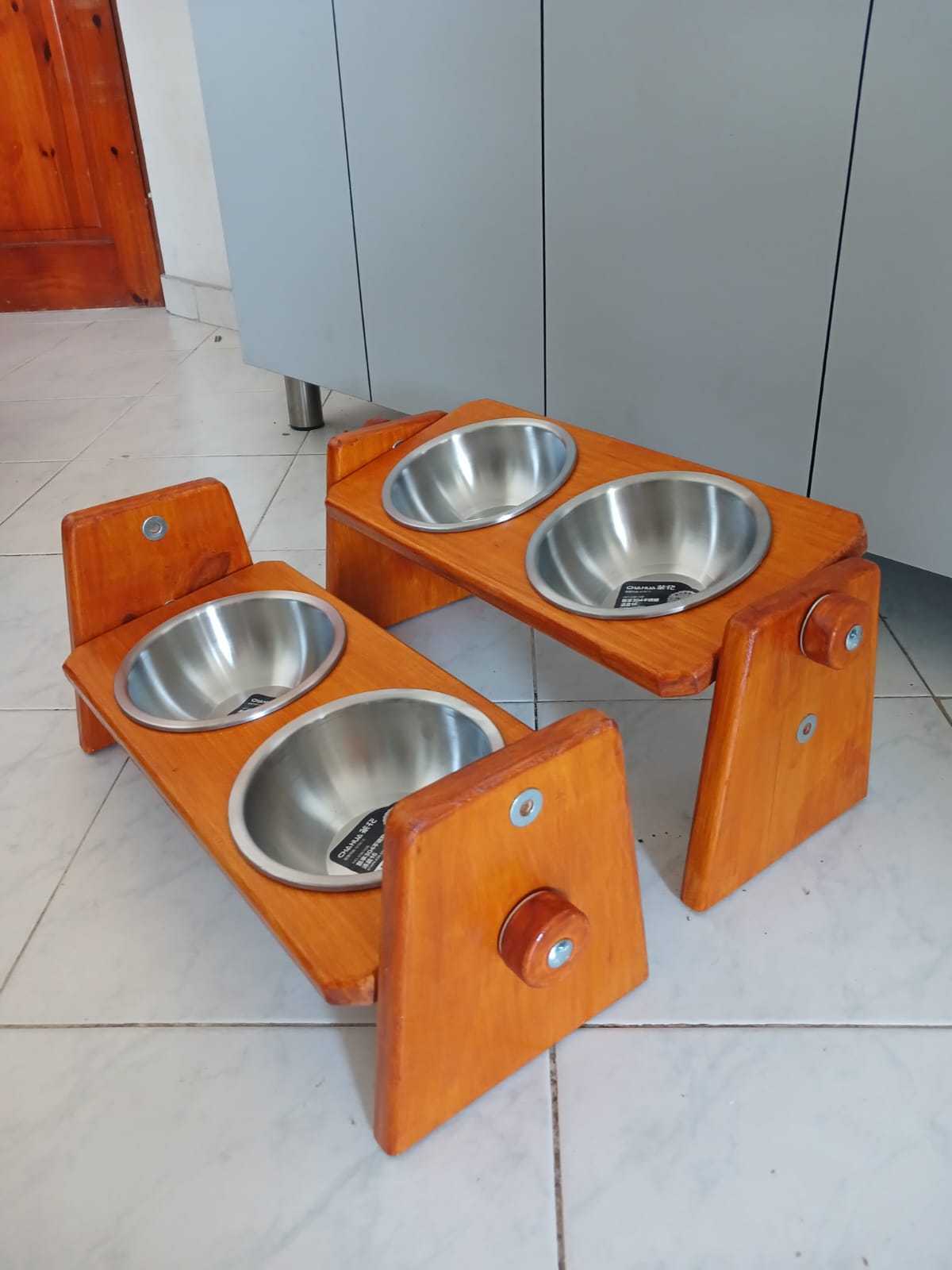 Comedero Elevado para Perros y Gatos
– Ajustabl